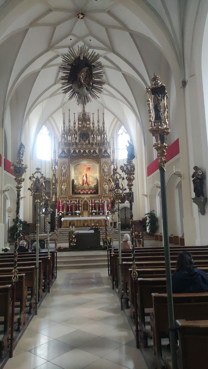 Интерьер Stadtpfarrkirche — готический неф, барочные алтари, красные пасхальные стяги